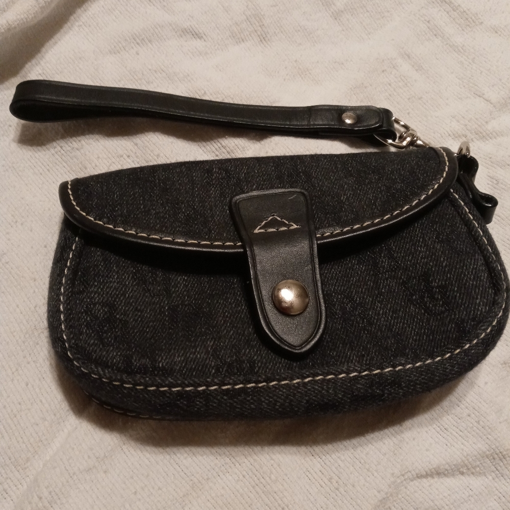 Dooney & Bourke women's wristlet black